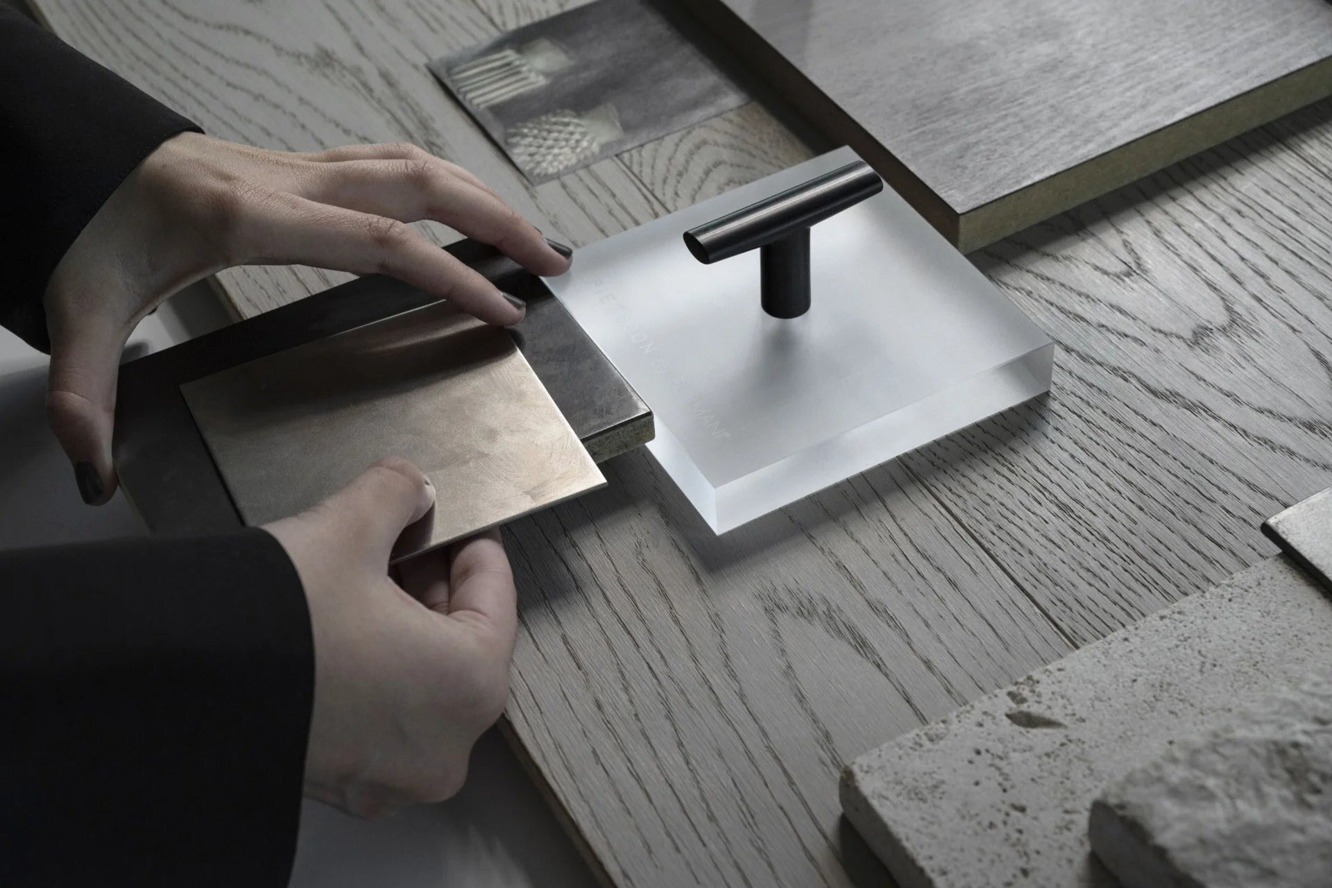 FORMANI Design-Beschläge — Studioaufnahme verschiedener Finishes in Edelstahl, Bronze und Schwarz